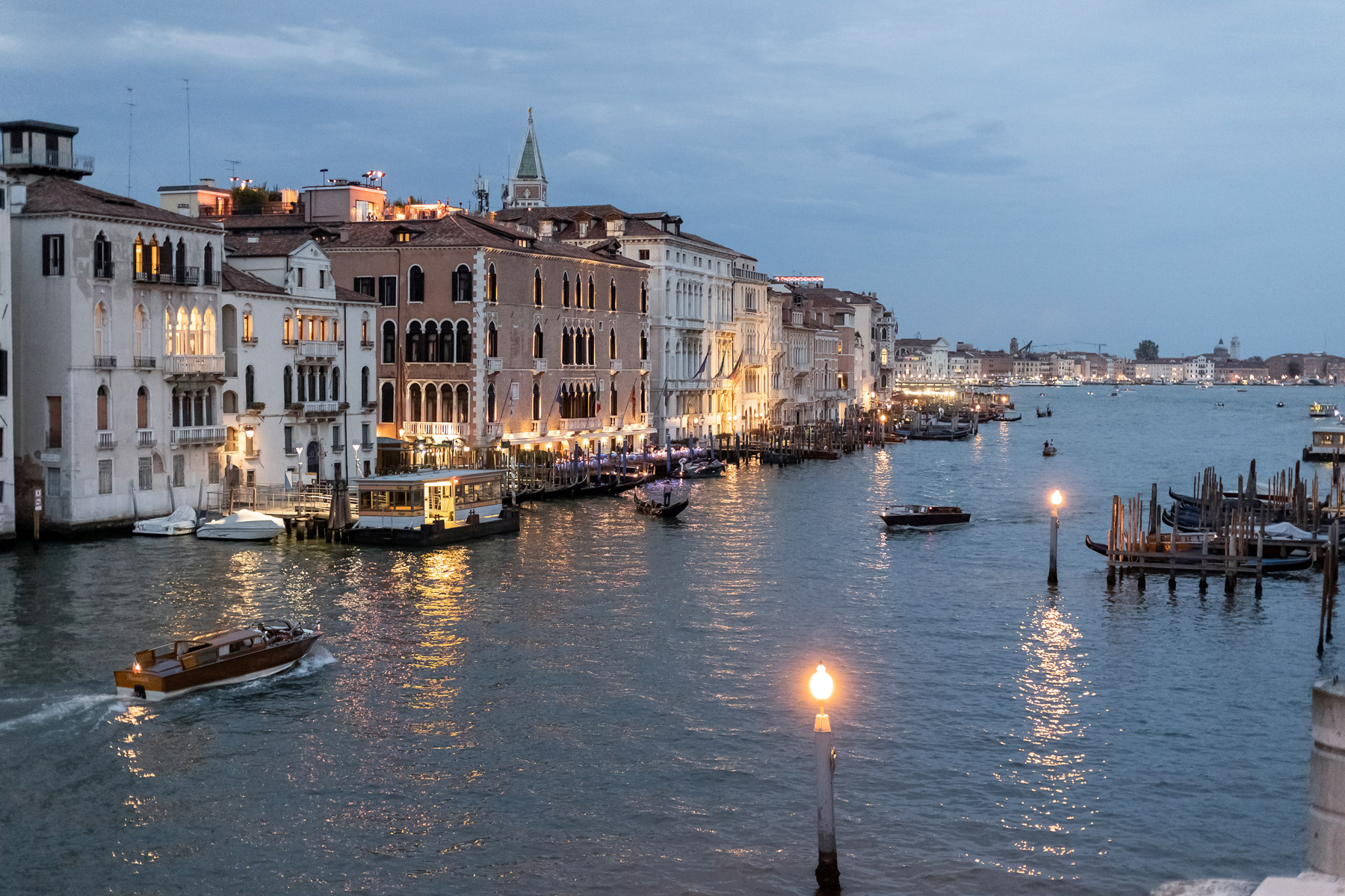 The magic of the evening in Venice with a view of the illuminated canals - ACCAELLE Events | Organizzazione eventi e Wedding planner