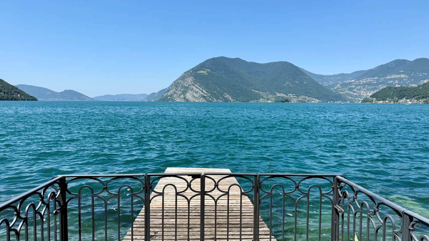 walkway on the lake with mountains in the background - ACCAELLE Events | Organizzazione eventi e Wedding planner