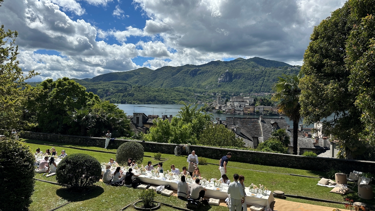  you eat sitting on the ground, surrounded by greenery and with the lake in the background - ACCAELLE Events | Organizzazione eventi e Wedding planner
