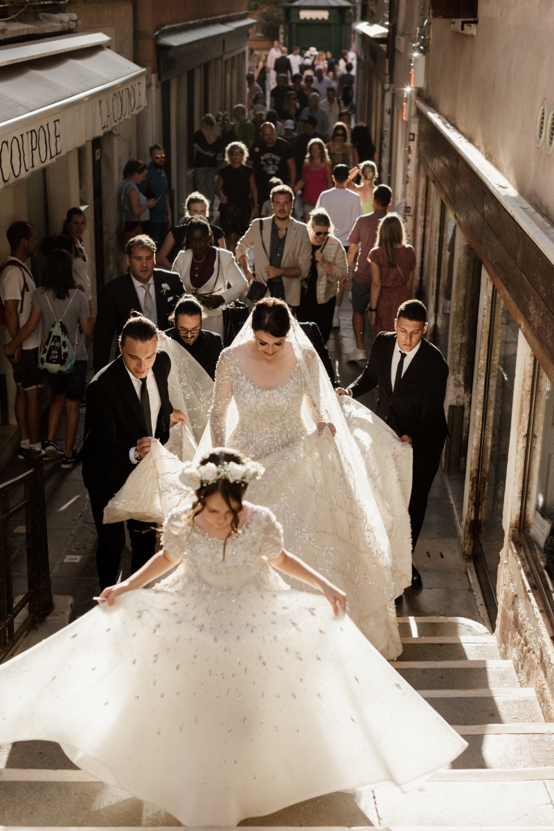 Bride arriving on foot to the function walking through the alleys of Venice - ACCAELLE Events | Organizzazione eventi e Wedding planner