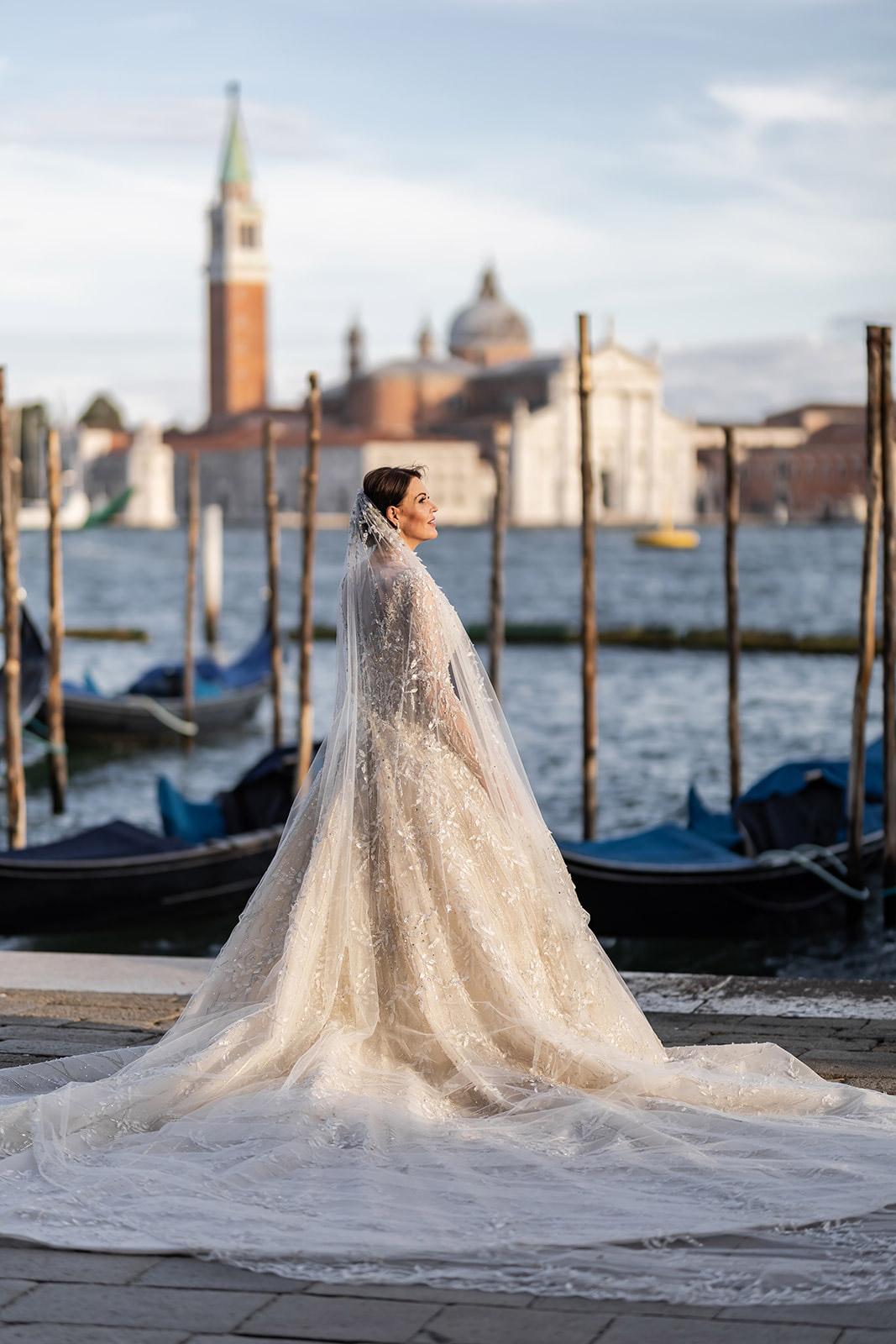  Bride posing for photographers with beautiful white dress and Venice in the background - ACCAELLE Events | Organizzazione eventi e Wedding planner
