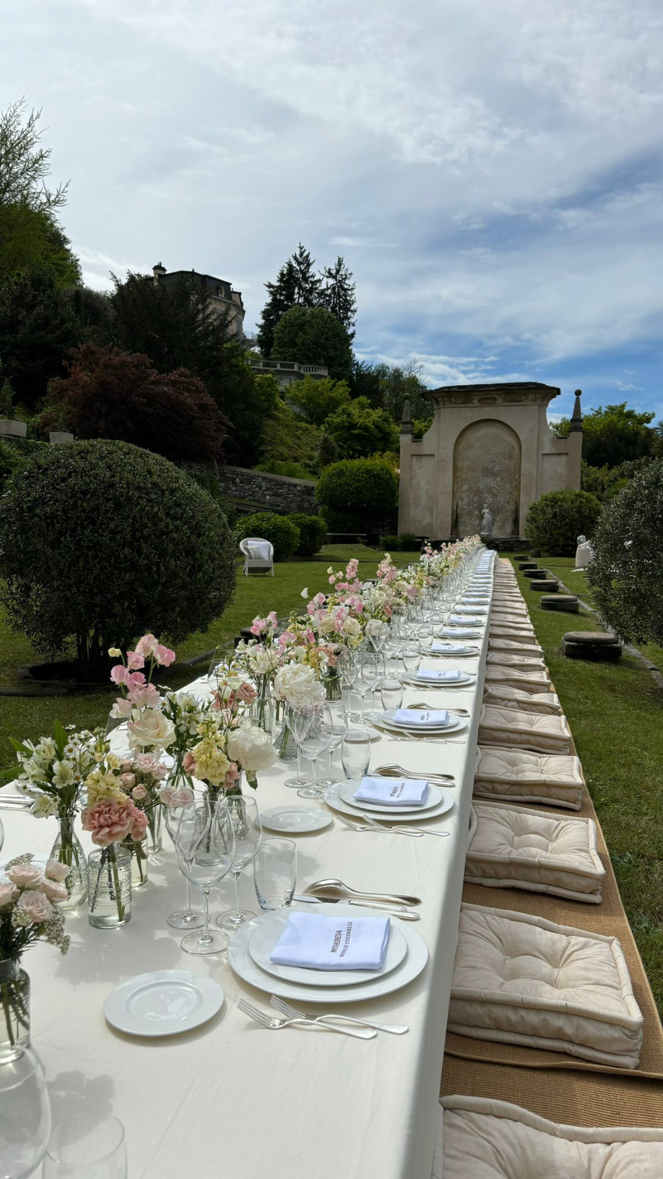 table in the greenery by the lake - ACCAELLE Events | Organizzazione eventi e Wedding planner