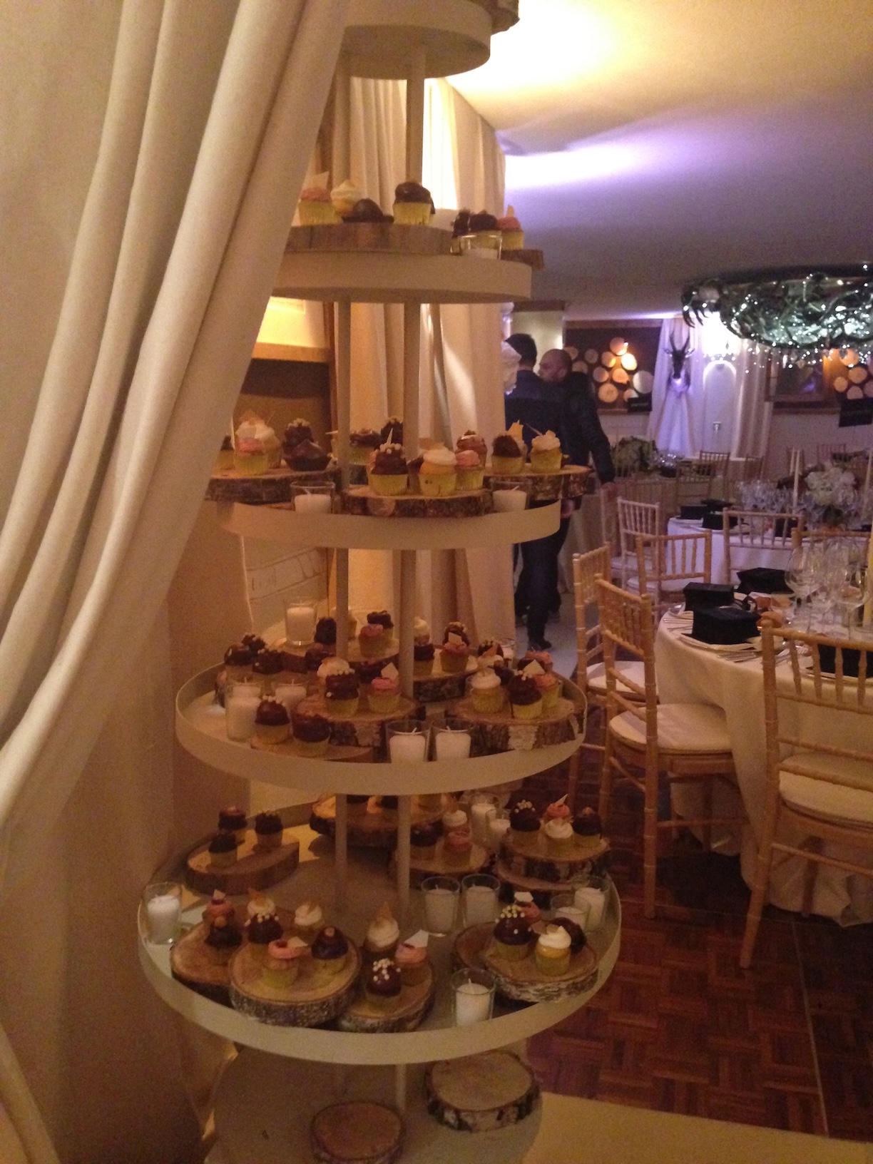 Multi-level layout with natural wood decorations, presents a selection of pastries and desserts - ACCAELLE Events | Organizzazione eventi e Wedding planner
