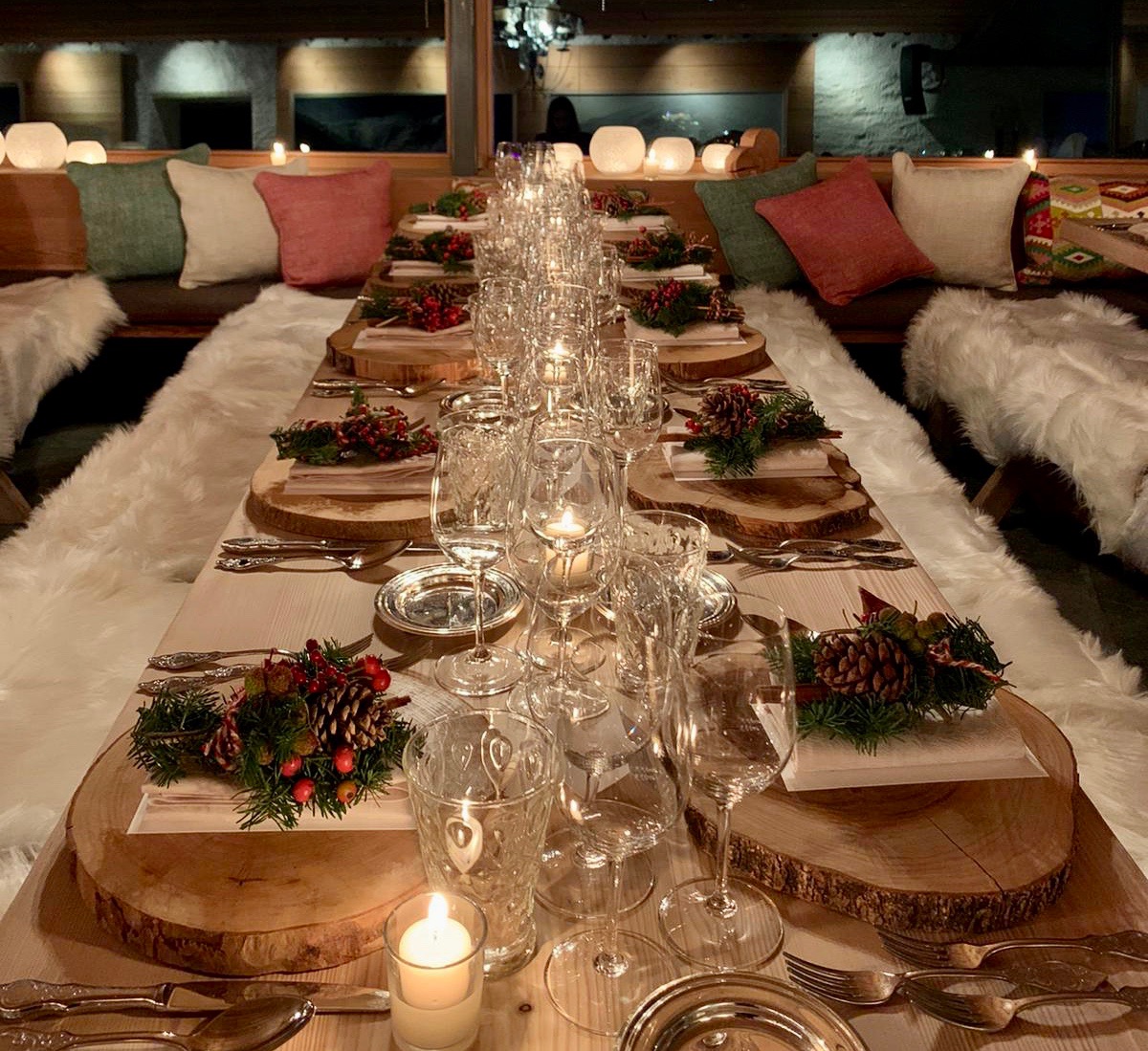 Elegant and rustic setting for a mountain dinner, with natural wood place cards decorated with pine cones and berries. - ACCAELLE Events | Organizzazione eventi e Wedding planner