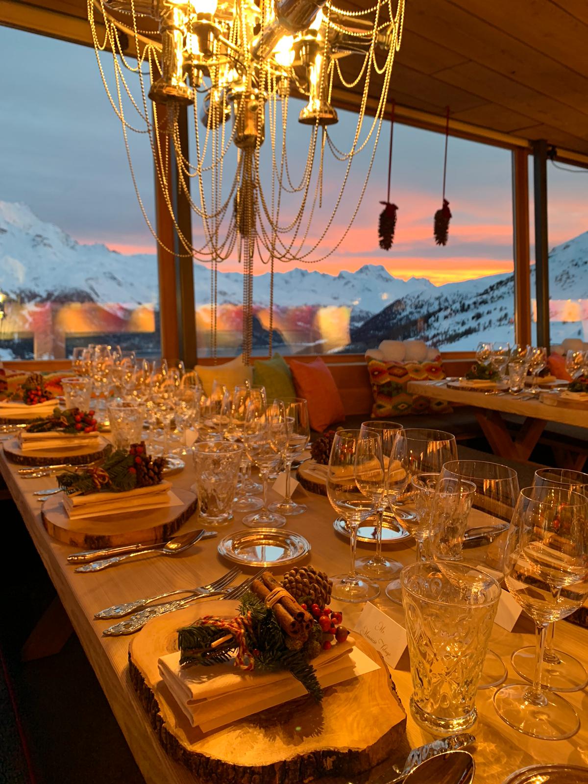 Elegant and rustic setting for a mountain dinner, with natural wood place cards decorated with pine cones and berries. - ACCAELLE Events | Organizzazione eventi e Wedding planner