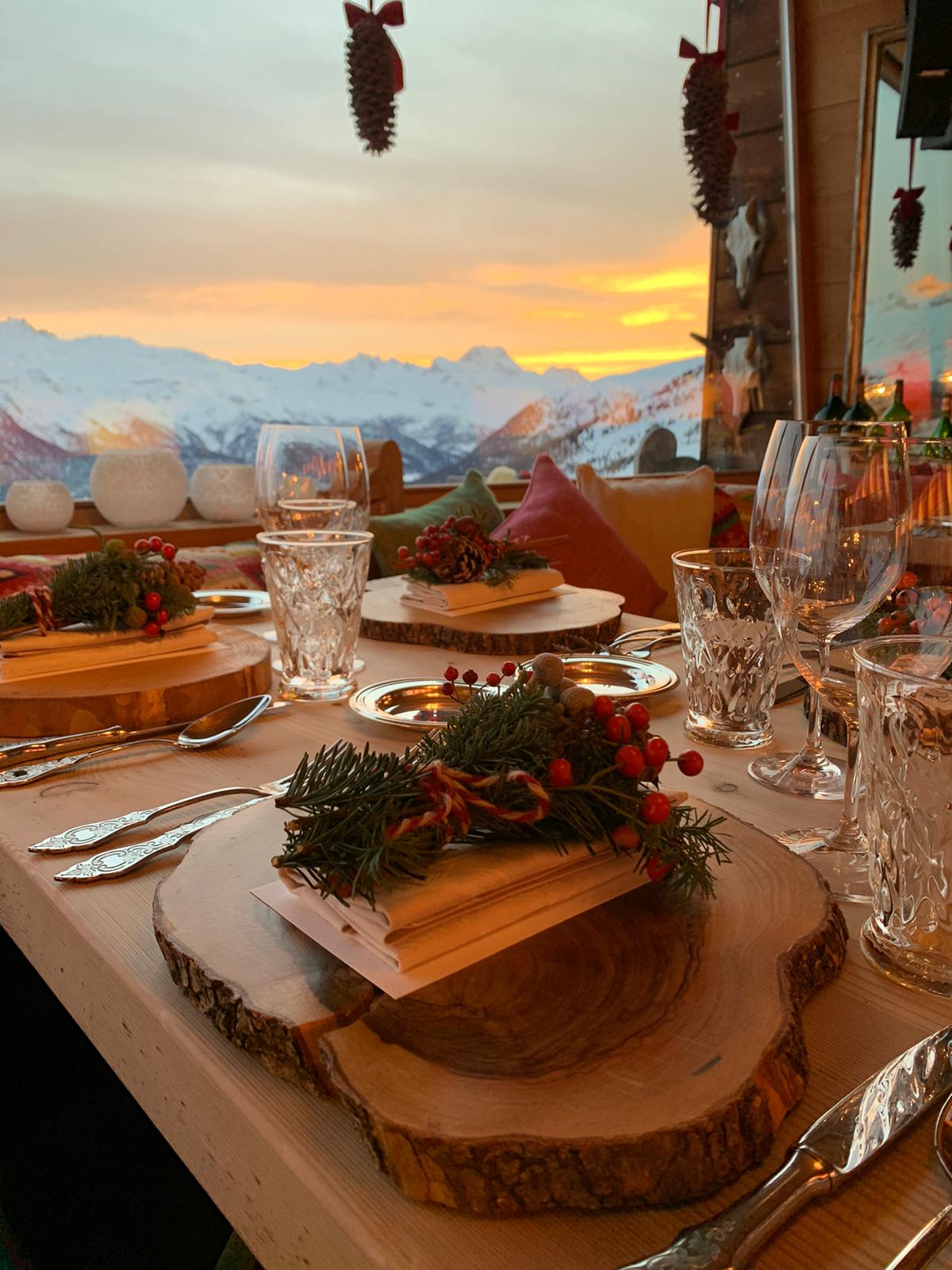 Elegant and rustic setting for a mountain dinner, with natural wood place cards decorated with pine cones and berries. - ACCAELLE Events | Organizzazione eventi e Wedding planner