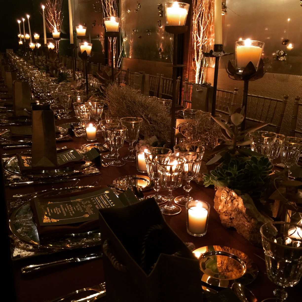 A scenographic setting for a gala dinner illuminated by numerous candles, with attention to detail and a sophisticated atmosp - ACCAELLE Events | Organizzazione eventi e Wedding planner