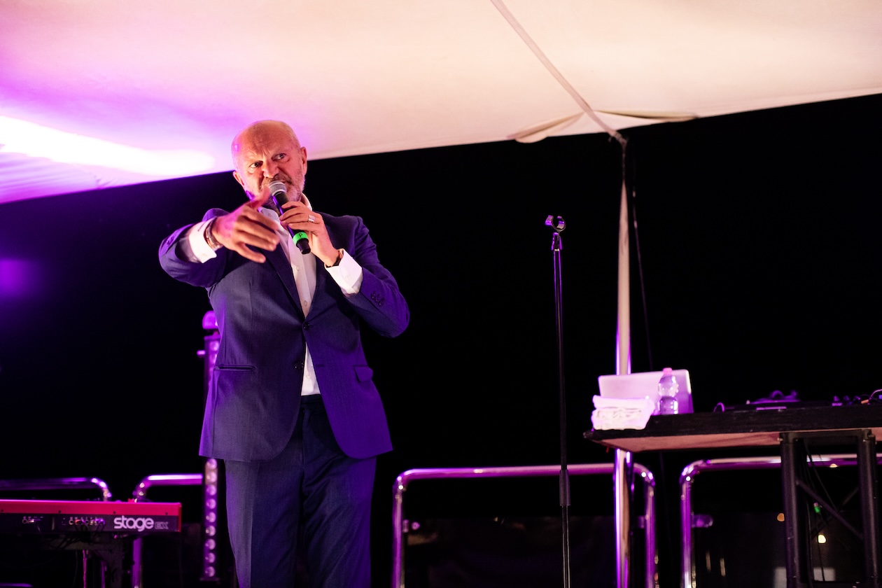 Andrea Pucci performing on the yacht's deck during the evening - ACCAELLE Events | Organizzazione eventi e Wedding planner