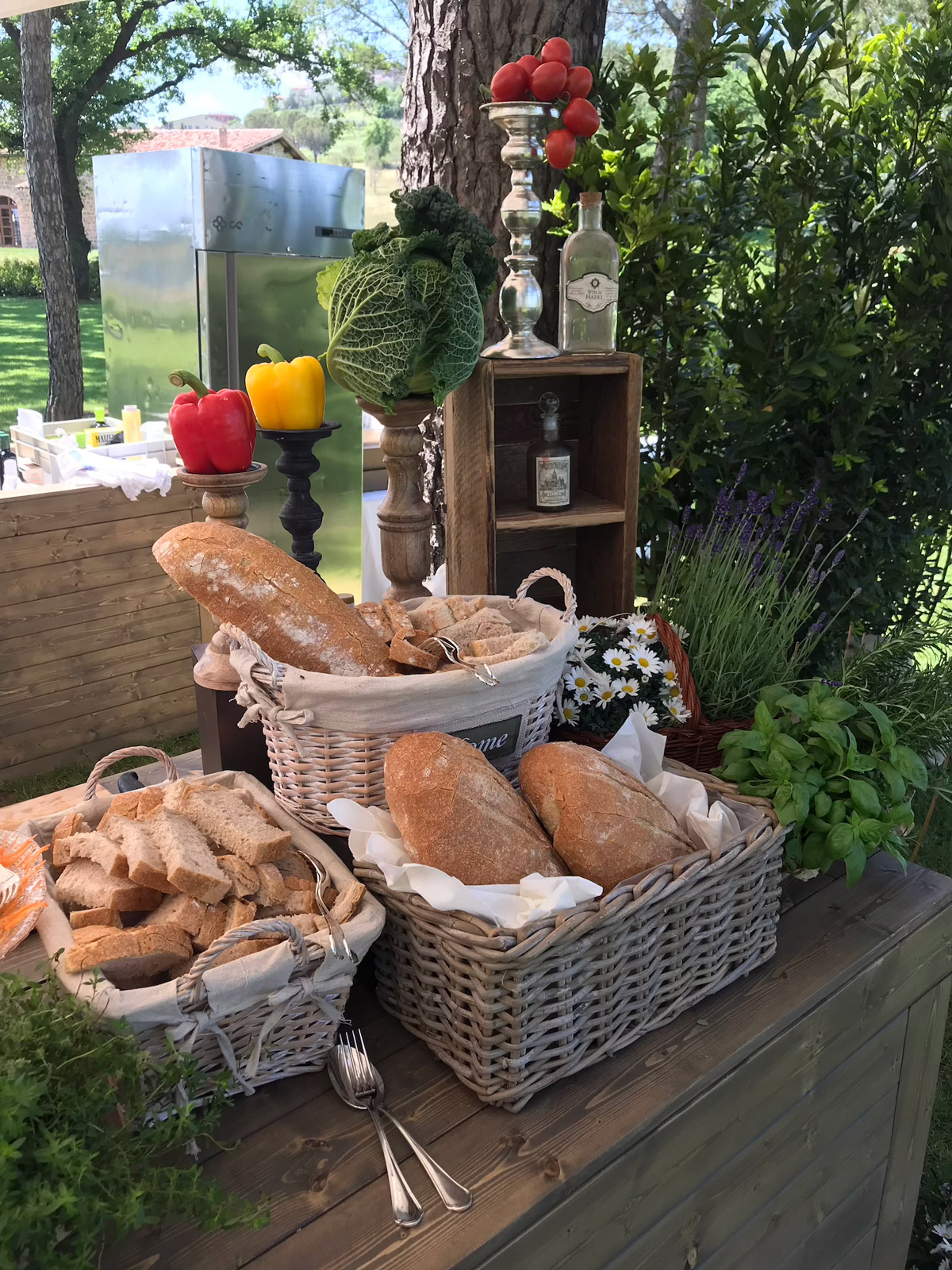 Rustic buffet corner with wicker baskets filled with artisanal bread and country details. - ACCAELLE Events | Organizzazione eventi e Wedding planner