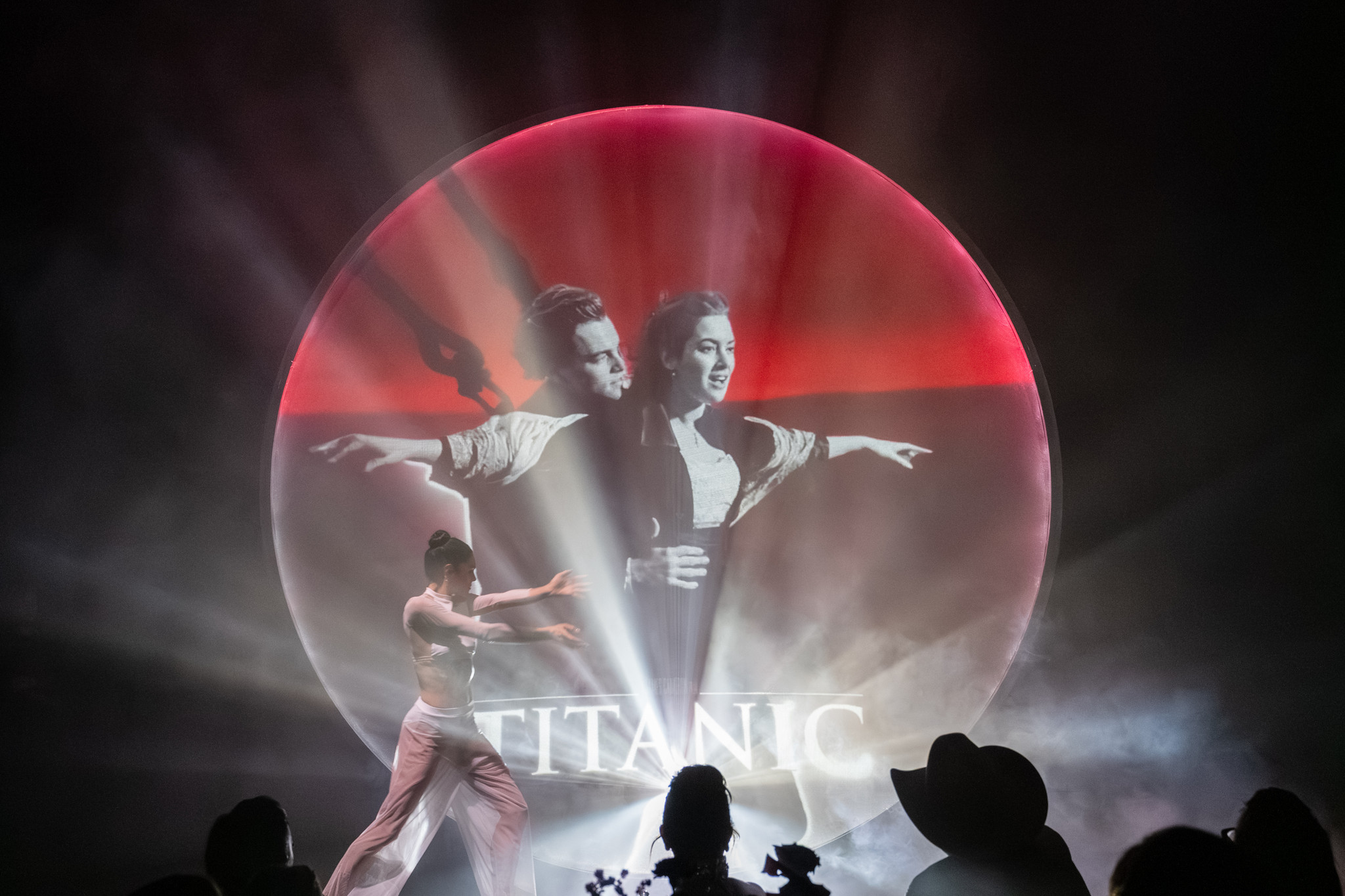 Artist dancing under beams of white light in front of a hologram depicting the protagonists of Titanic - ACCAELLE Events | Organizzazione eventi e Wedding planner
