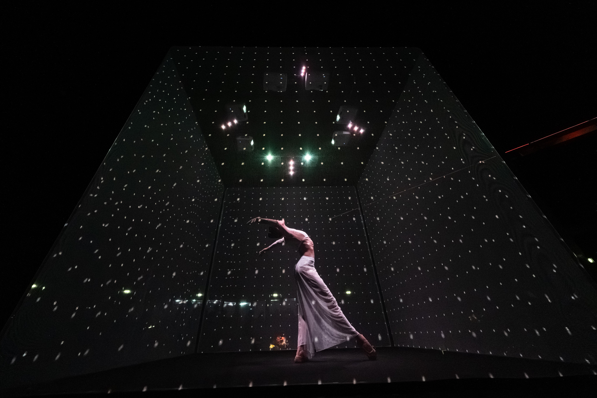 Artist performs in the center of a monumental light installation - ACCAELLE Events | Organizzazione eventi e Wedding planner