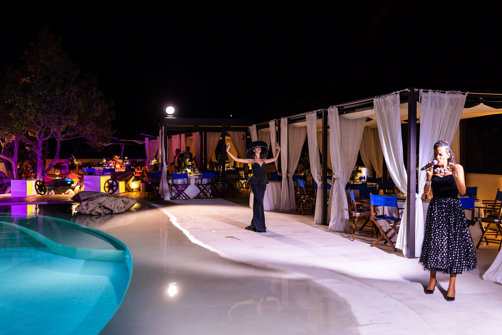 Artists performing by the pool in the evening - ACCAELLE Events | Organizzazione eventi e Wedding planner
