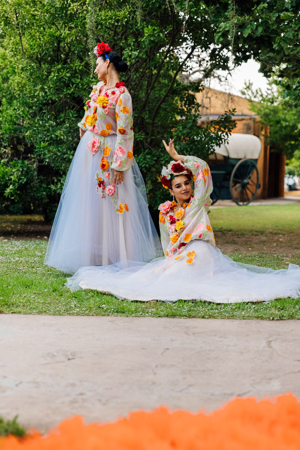 Female artists in white costumes posing - ACCAELLE Events | Organizzazione eventi e Wedding planner