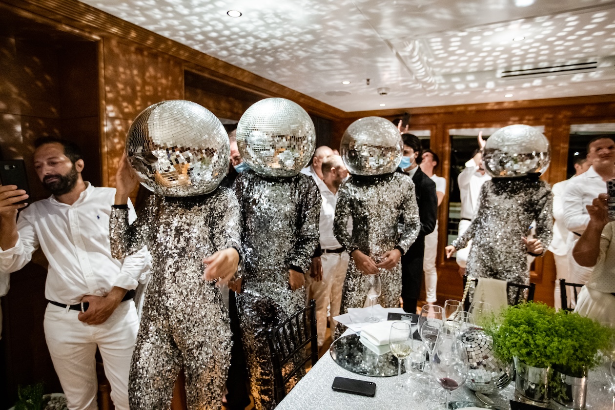 Performers in shiny outfits wearing disco balls as headpieces - ACCAELLE Events | Organizzazione eventi e Wedding planner