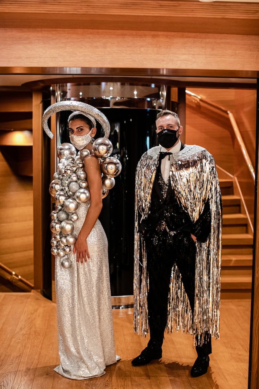 Artists in distinctive black and white outfits posing on the yacht - ACCAELLE Events | Organizzazione eventi e Wedding planner