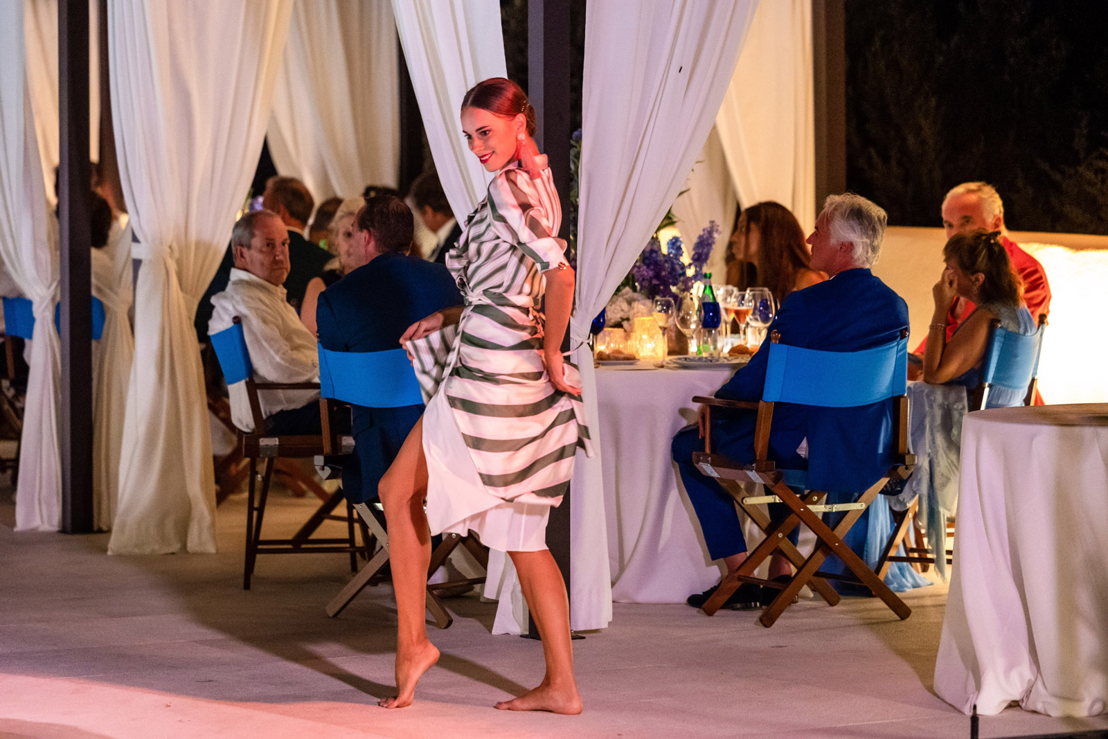 Dancer in a zebra-striped dress performing for guests at a reception. - ACCAELLE Events | Organizzazione eventi e Wedding planner