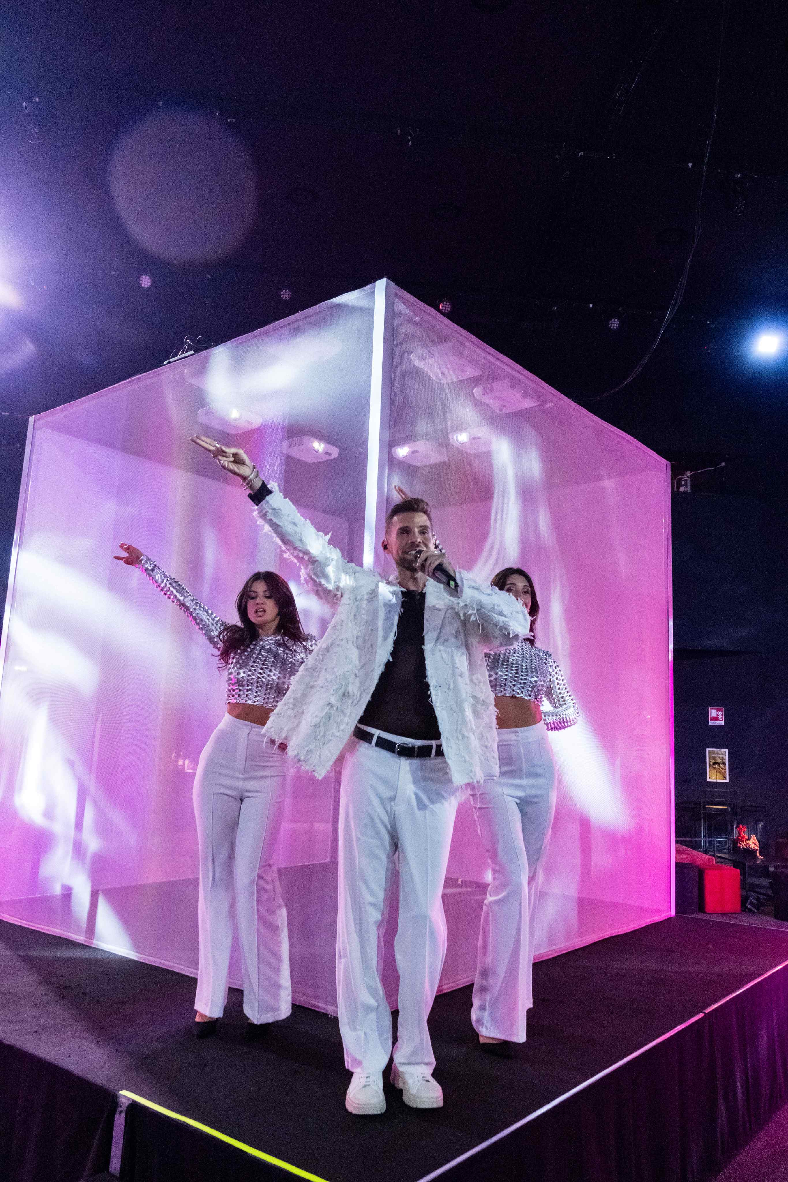 Dancers in white dresses performing on a raised stage in the evening. - ACCAELLE Events | Organizzazione eventi e Wedding planner