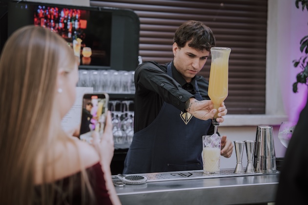 Bartender making a yellow cocktail - ACCAELLE Events | Organizzazione eventi e Wedding planner