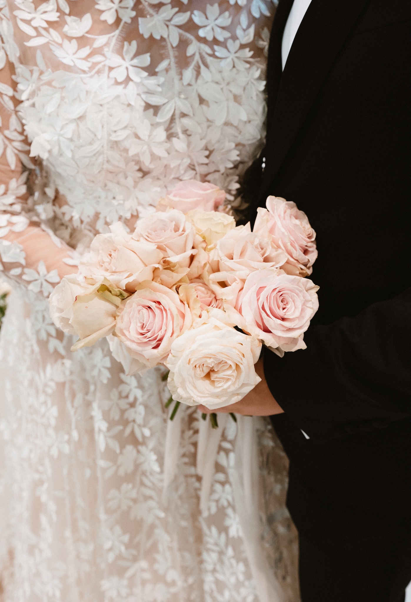 Bouquet of light pink roses held in the bride's hand - ACCAELLE Events | Organizzazione eventi e Wedding planner