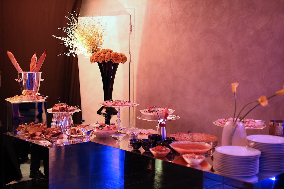 A well-curated buffet with floral decorations and dishes ready for guests. - ACCAELLE Events | Organizzazione eventi e Wedding planner