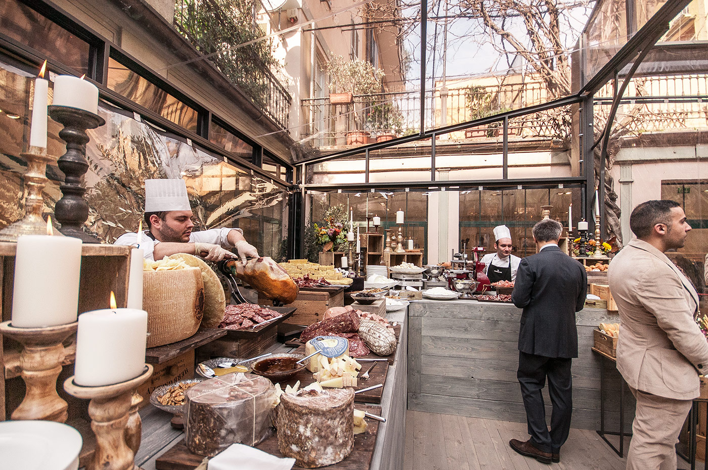Chef and guests gathered around the outdoor food buffet. - ACCAELLE Events | Organizzazione eventi e Wedding planner