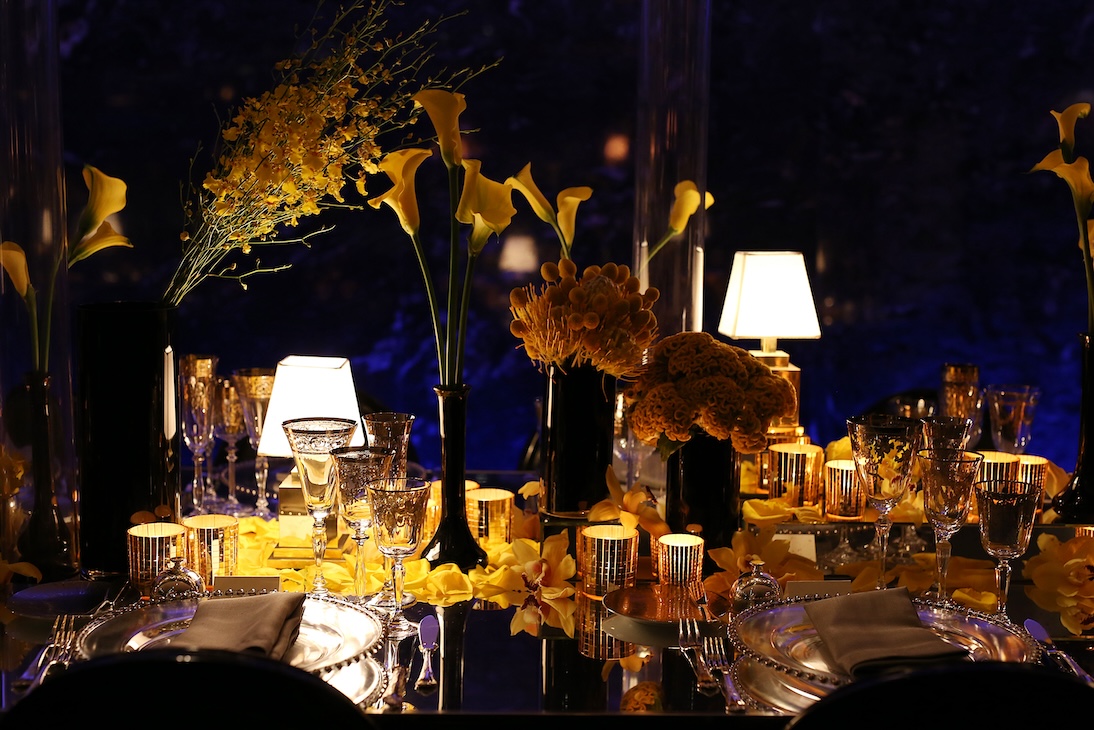 Yellow floral arrangement on a table set in a classy evening setting. - ACCAELLE Events | Organizzazione eventi e Wedding planner