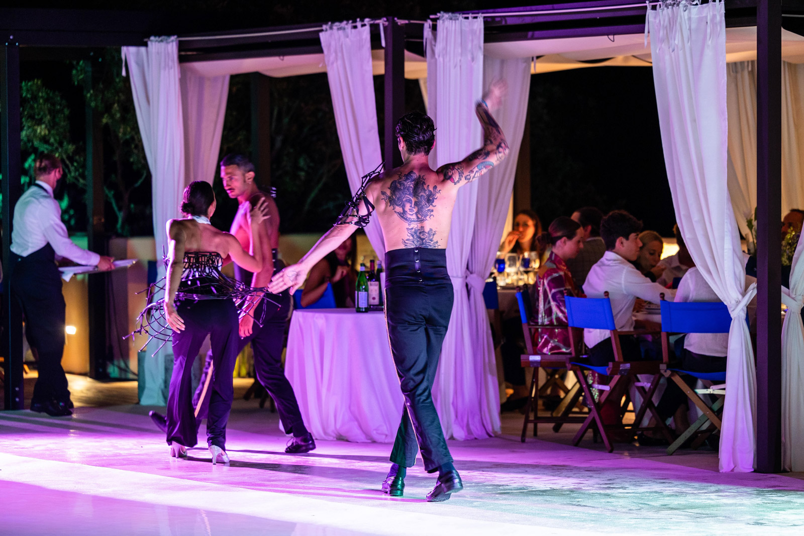 Couples dancing under a white structure set up outdoors at night. - ACCAELLE Events | Organizzazione eventi e Wedding planner