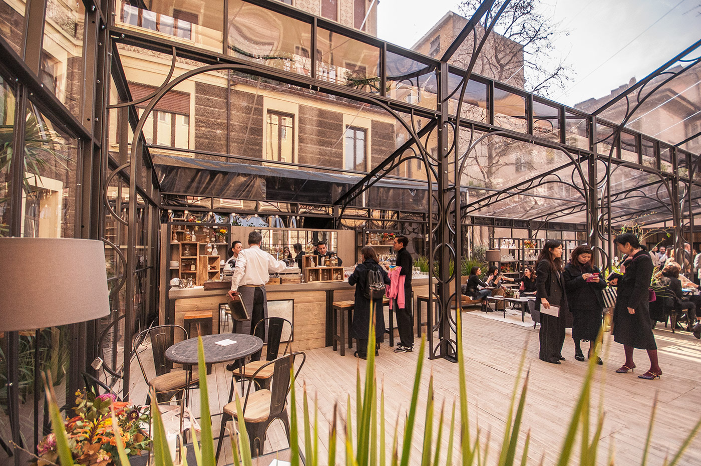 Internal courtyard with a wrought iron structure and guests during an event. - ACCAELLE Events | Organizzazione eventi e Wedding planner
