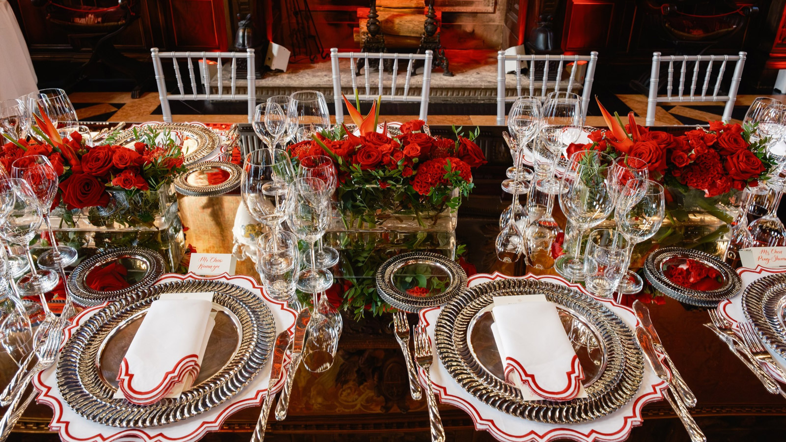 Detail of the table setting with elegant silver plates and red roses in the center. - ACCAELLE Events | Organizzazione eventi e Wedding planner