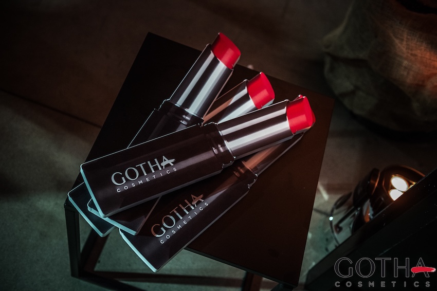 Detail of Gotha Cosmetics lipstick products displayed on a table during a presentation event. - ACCAELLE Events | Organizzazione eventi e Wedding planner