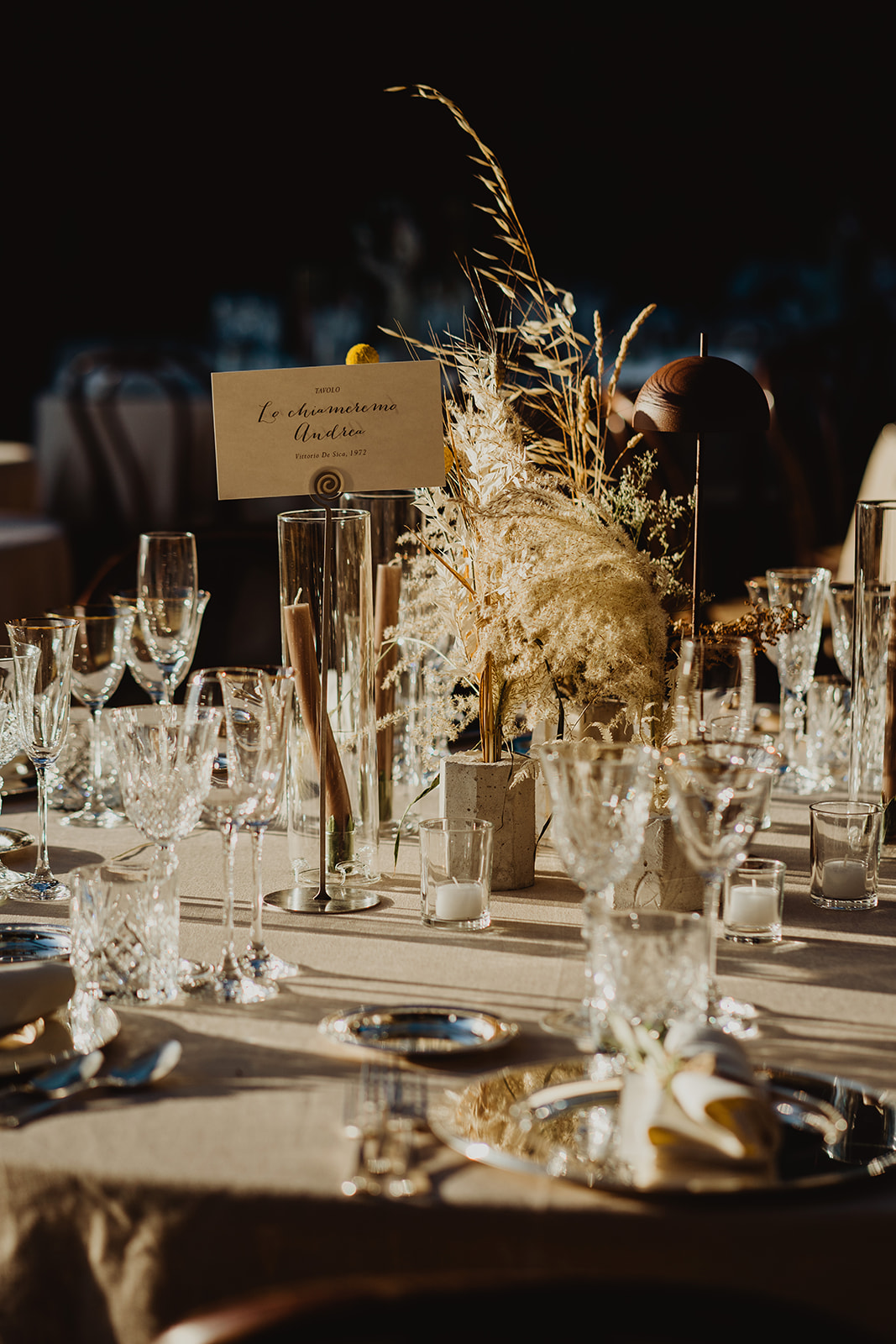 Detail of a table set with crystal glasses and pampas grass decorations. - ACCAELLE Events | Organizzazione eventi e Wedding planner