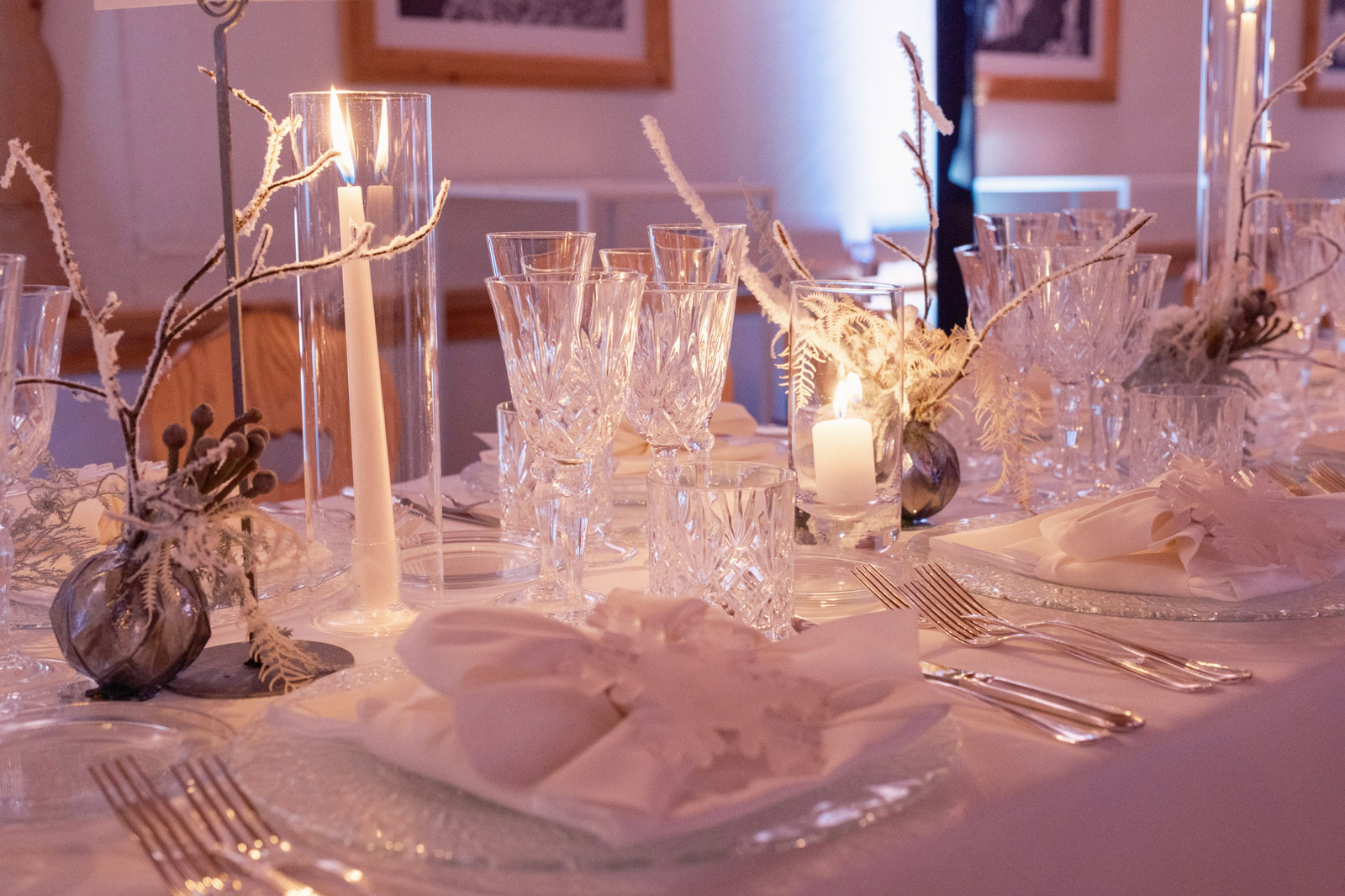 Refined detail of a winter table setting, with crystal glasses and finely laid plates - ACCAELLE Events | Organizzazione eventi e Wedding planner