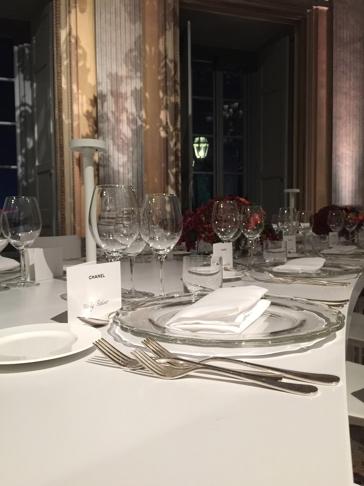 Close-up detail of the elegant table setting with white plates and menus. - ACCAELLE Events | Organizzazione eventi e Wedding planner