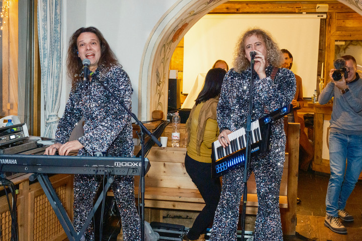 Two singers playing keyboard and keytar dressed in shiny clothes - ACCAELLE Events | Organizzazione eventi e Wedding planner
