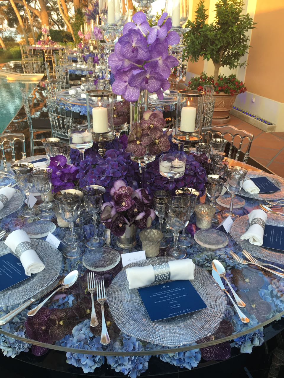Elegant table set with purple flowers, candles and refined place cards - ACCAELLE Events | Organizzazione eventi e Wedding planner