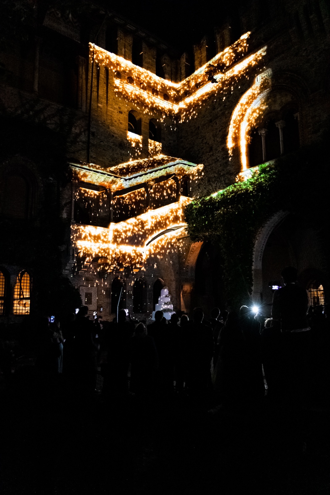 Monumental facade of the castle entirely illuminated by spectacular light effects - ACCAELLE Events | Organizzazione eventi e Wedding planner