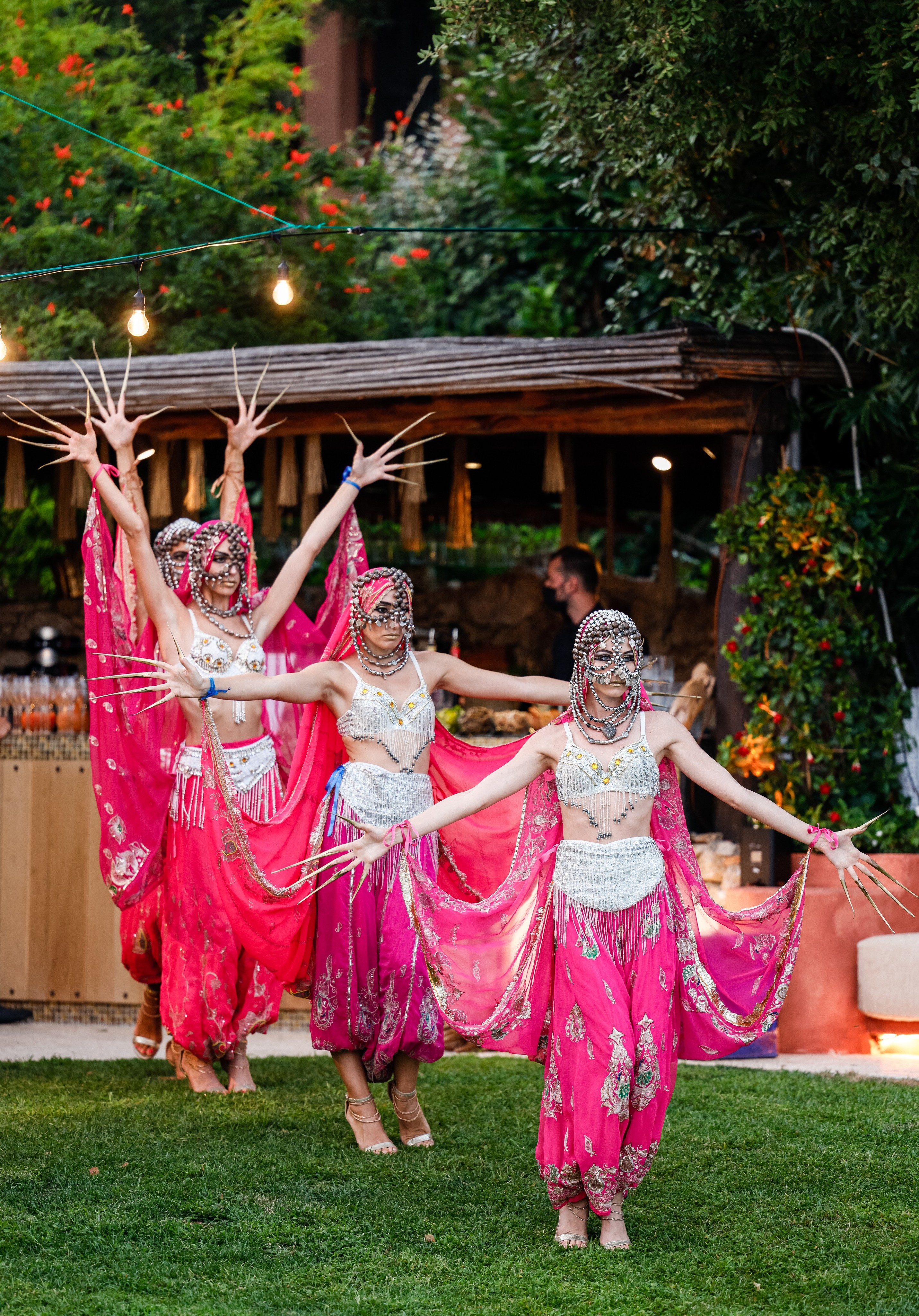 A group of dancers in pink costumes perform an outdoor dance. - ACCAELLE Events | Organizzazione eventi e Wedding planner