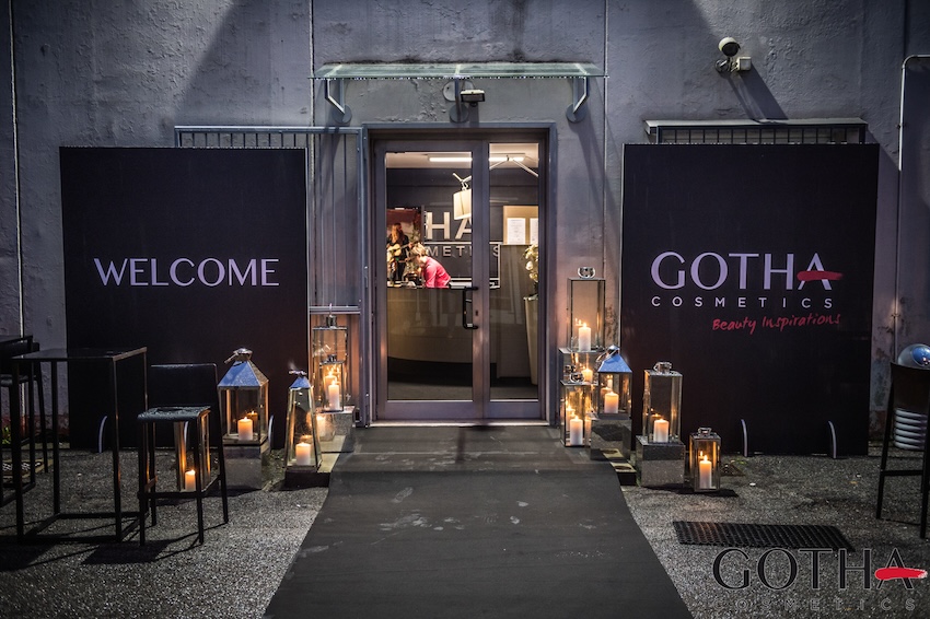 Entrance to the facility with a walkway and branded black signs for the event - ACCAELLE Events | Organizzazione eventi e Wedding planner