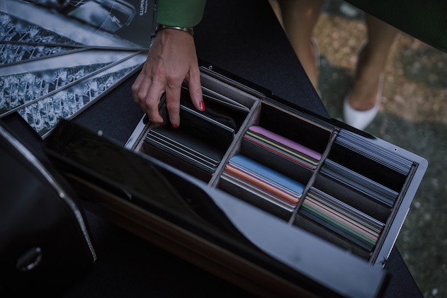Female hand touching wallets contained in briefcases - ACCAELLE Events | Organizzazione eventi e Wedding planner