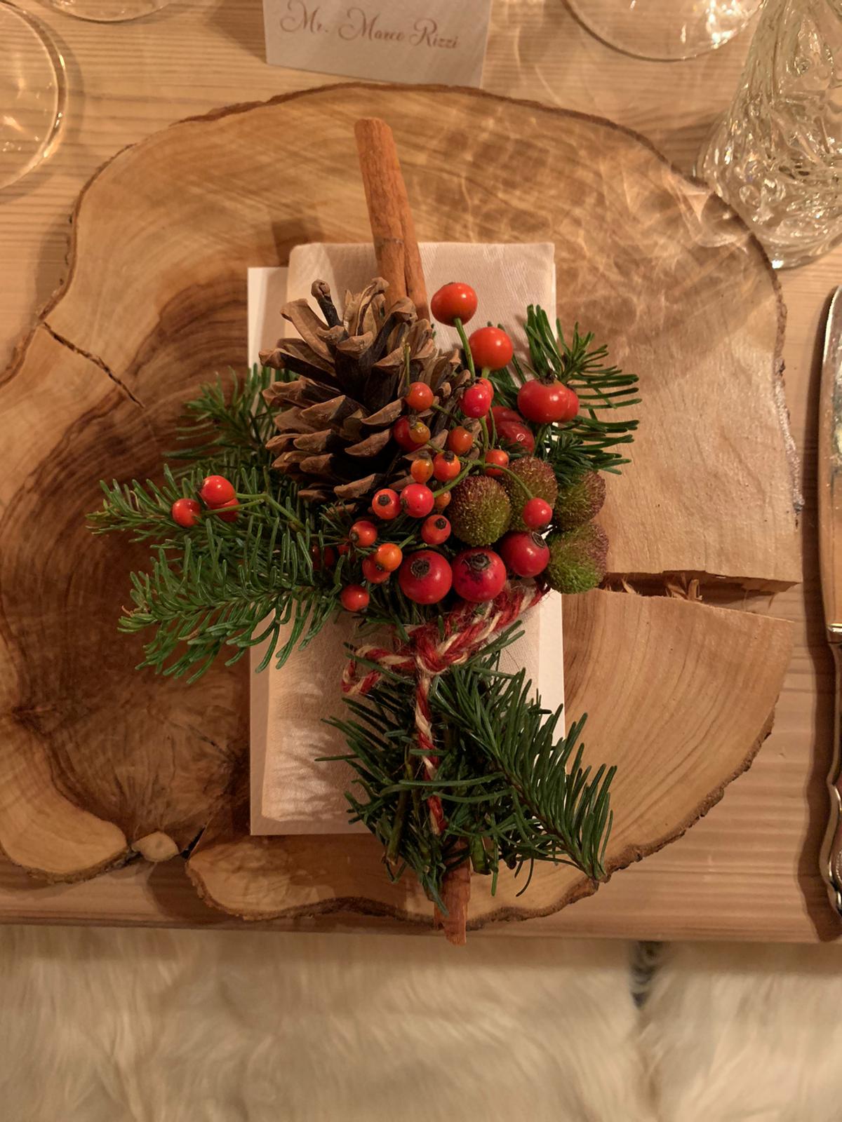 Elegant rustic table setting with pine cones, berries and green pine needles - ACCAELLE Events | Organizzazione eventi e Wedding planner