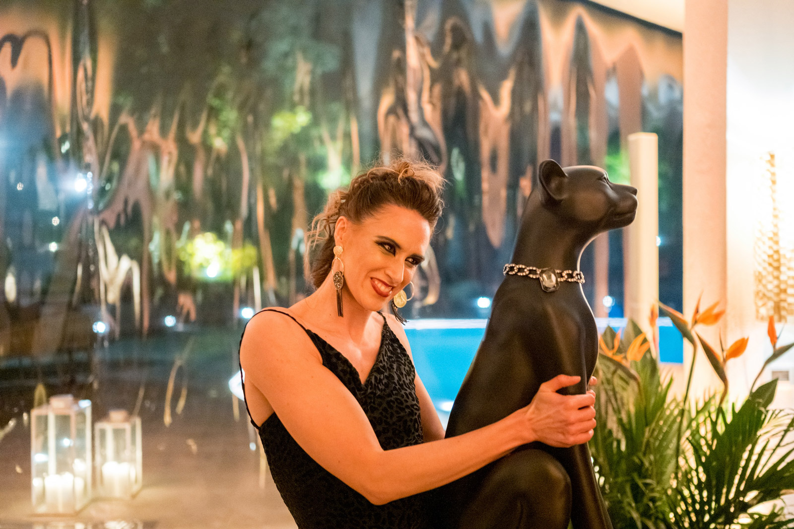 Model in black leopard print dress posing hugging statue of black panther - ACCAELLE Events | Organizzazione eventi e Wedding planner