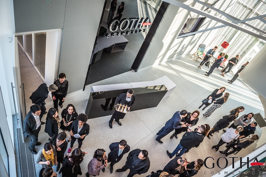 Guest networking moment during a corporate event with a waiter serving drinks - ACCAELLE Events | Organizzazione eventi e Wedding planner