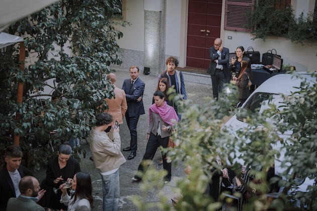 Guests socializing moment seen from above - ACCAELLE Events | Organizzazione eventi e Wedding planner