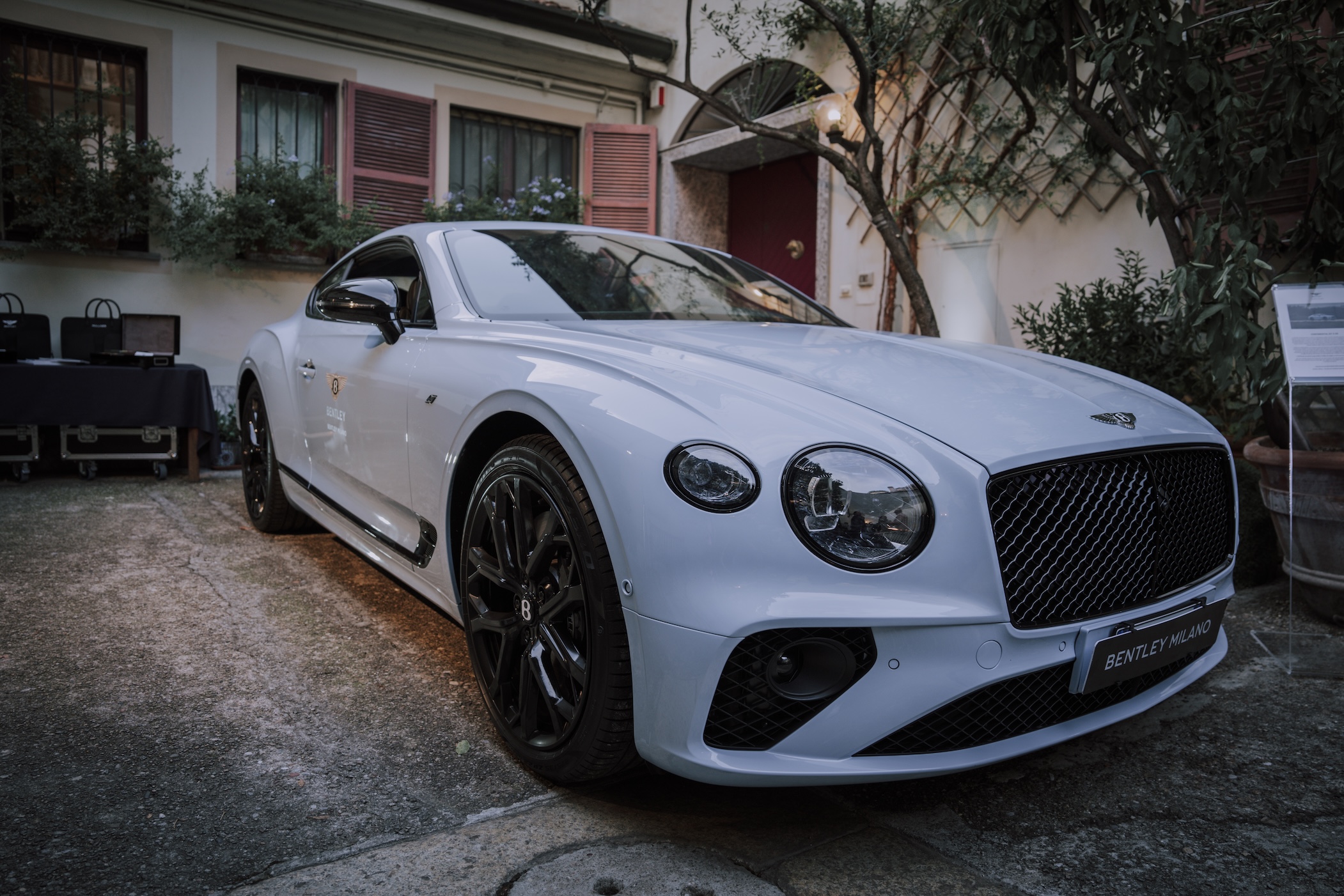 Bentley Continental GT front end in white - ACCAELLE Events | Organizzazione eventi e Wedding planner