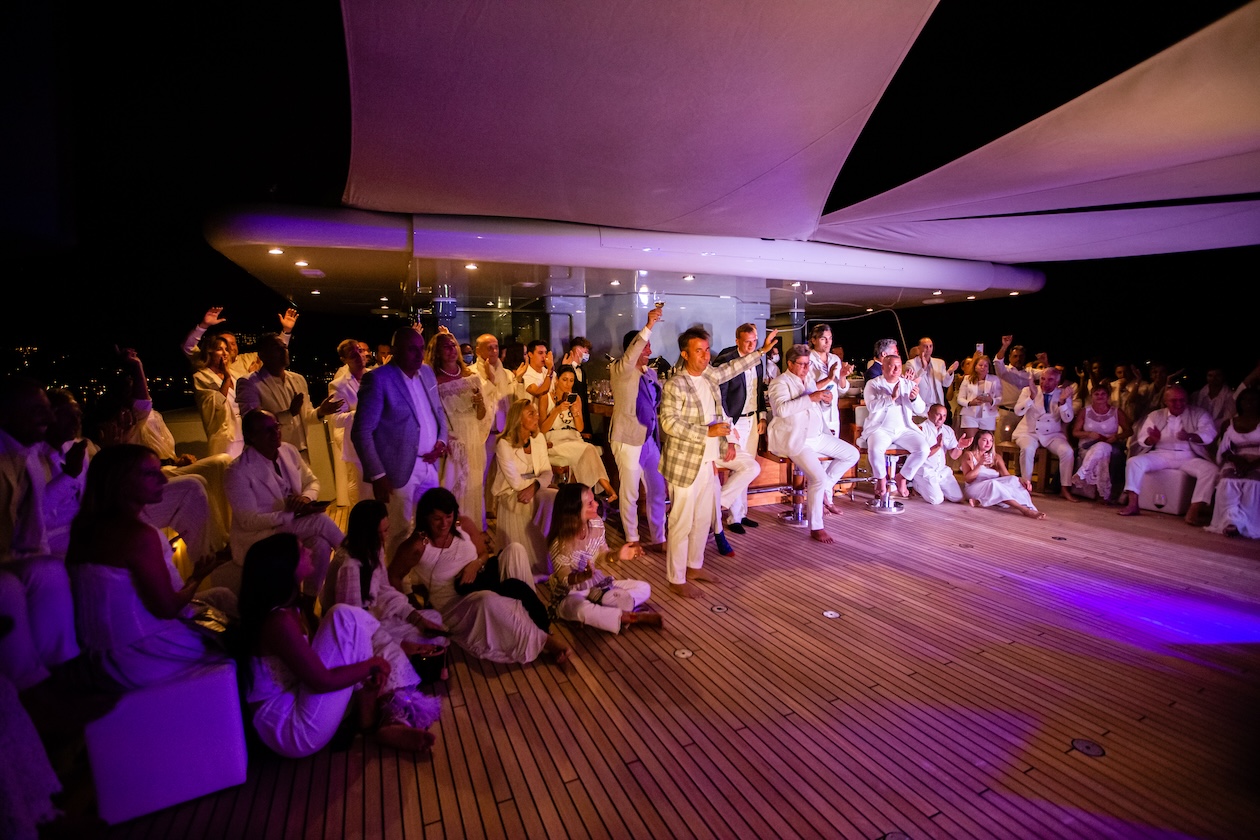 Guests watching the show on the yacht's deck - ACCAELLE Events | Organizzazione eventi e Wedding planner