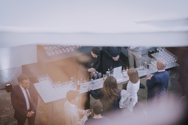 Guests being served at the cocktail bar - ACCAELLE Events | Organizzazione eventi e Wedding planner