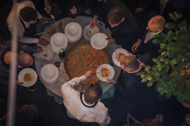 Guests being served with pasta with tomato sauce - ACCAELLE Events | Organizzazione eventi e Wedding planner