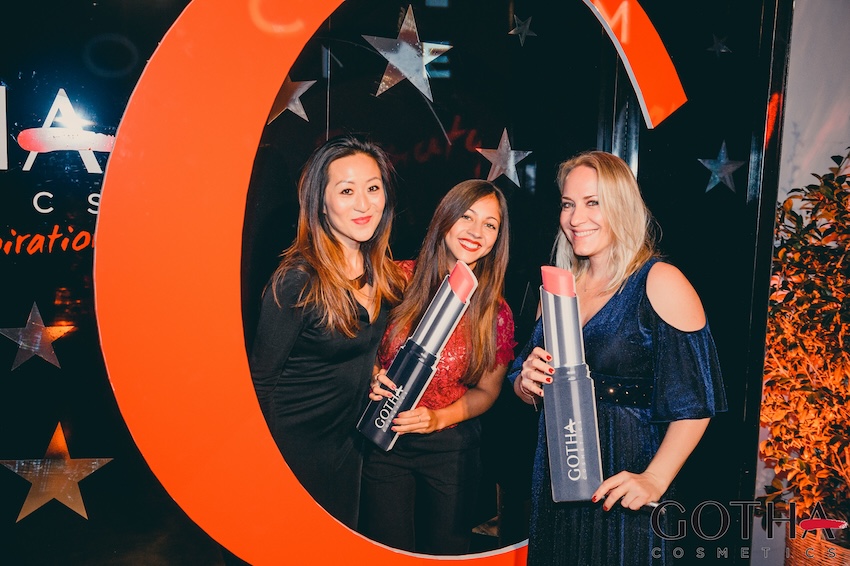Guests at the Gotha Cosmetics event posed for photos with giant lipstick-shaped gadgets. - ACCAELLE Events | Organizzazione eventi e Wedding planner