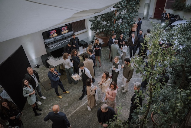 Guests seen from above during the buffet - ACCAELLE Events | Organizzazione eventi e Wedding planner