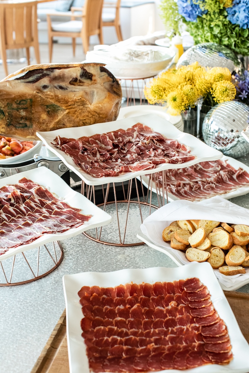 Square plates with cold cuts arranged on metal stands for a buffet - ACCAELLE Events | Organizzazione eventi e Wedding planner